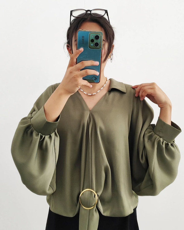 شومیز لارا ساتن جولیا رنگ سبز پسته ایی