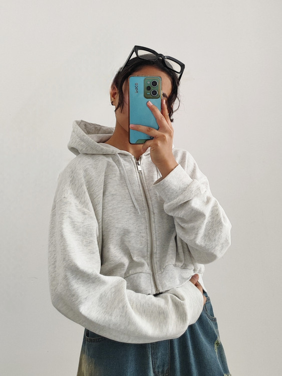 سوییشرت کراپ طوسی کلاهدار